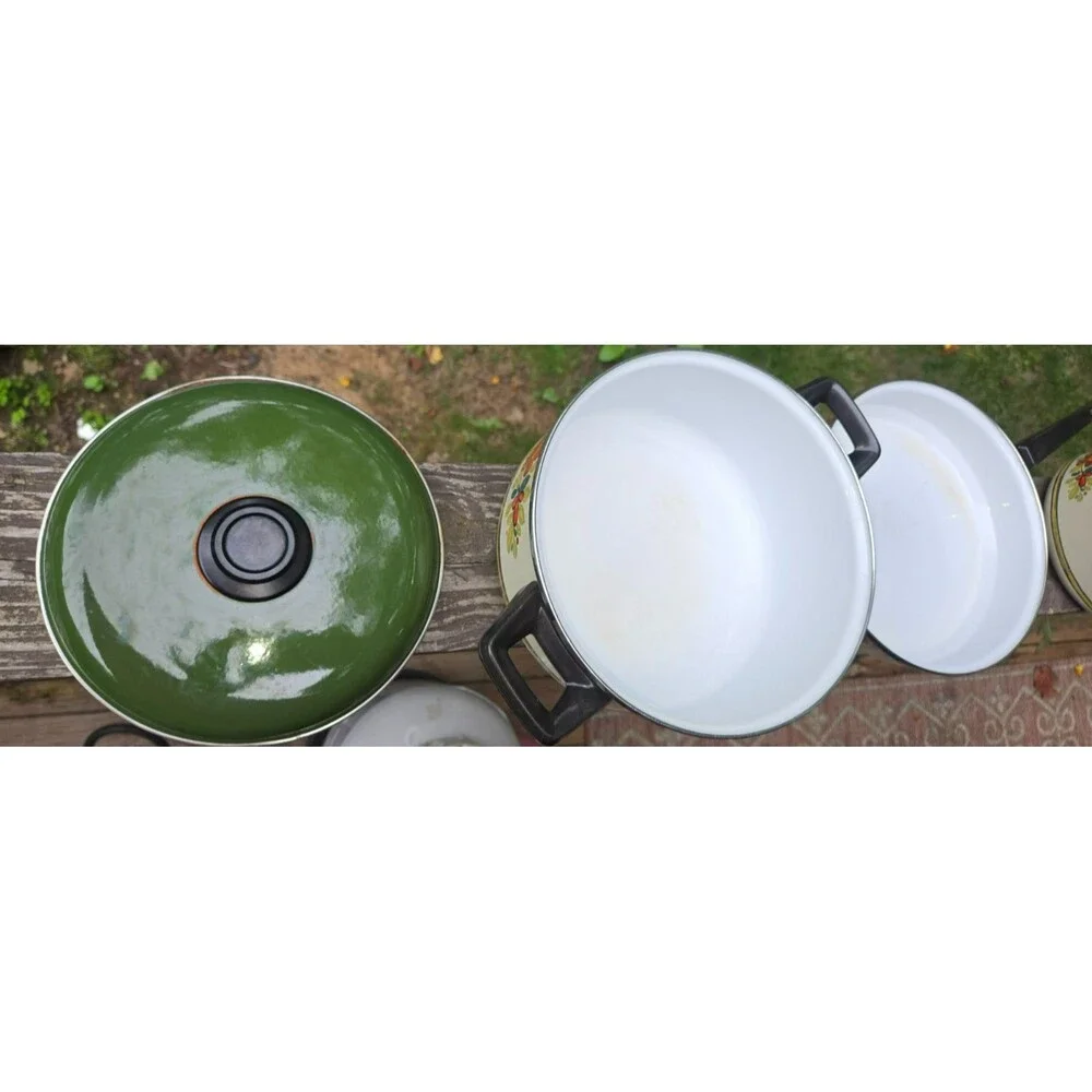 Vintage 1970s Enamelware Cookware Set – Avocado Green Floral (3 Pieces + 1 Lid)
